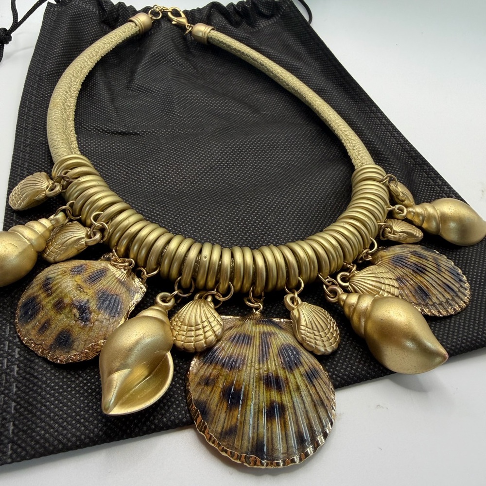 Gold Shell Charm Statement 🐚Necklace - Picture 7 of 9